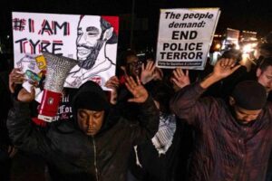 Afroamericano ucciso da polizia a Memphis, diffuso il video: esplode protesta