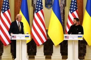 Biden chiede soldi per l’Ucraina, mentre Zelensky fa epurazioni