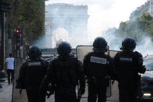 Flash-Francia: continua rivolta. Macron lascia vertice UE