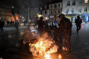 Francia, pensioni: almeno 70 fermi per manifestazioni