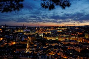 Lisbona: in migliaia sfilano per l’aumento dei salari e sostegni contro carovita
