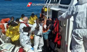 Migranti, sbarchi senza sosta: in 500 arrivati nella notte a Crotone