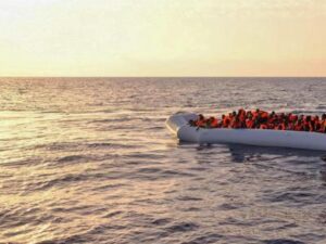 Lampedusa: sbarcati 33 tunisini. Un cadavere nell’imbarcazione