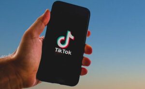 TikTok, Universal pronta a ritirare i brani: “Non paga il giusto valore”
