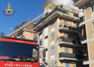 Roma, incendio oggi a Centocelle: salvati due bambini e un uomo