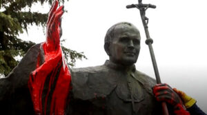Polonia, imbrattata di rosso la statua di Papa Wojtyla a Lodz