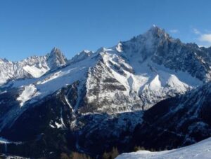 La morte lenta del Mar de Glace: il ghiacciaio sul Monte Bianco sta sparendo