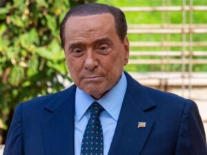 Flash – Berlusconi esce dalla terapia intensiva