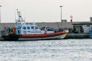 A Lampedusa continuano gli sbarchi