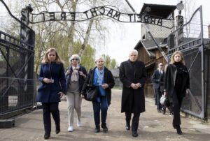 Mattarella, ad Auschwitz un crimine senza oblio nè perdono