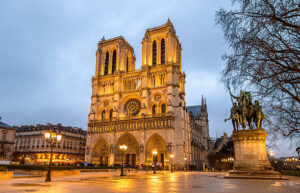 Notre Dame, 4 anni dall’incendio. Macron al cantiere