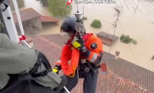Anche la Guardia Costiera impegnata nei soccorsi alle popolazioni alluvionate