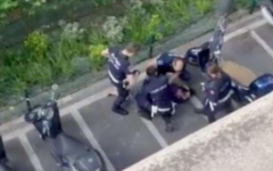 Milano, donna immobilizzata e colpita da 4 agenti