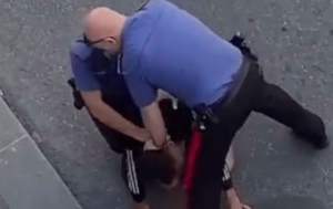 Livorno: carabiniere colpisce un giovane per strada. Il video sul web