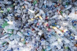 “Mare” di rifiuti di plastica invade gli oceani
