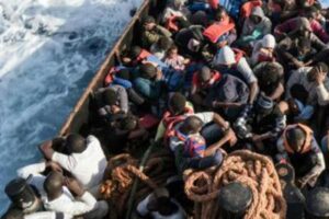 Lampedusa, migranti: affonda barchino. Muore una donna