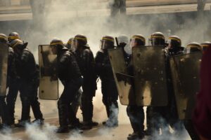 Parigi: violenti scontri contro riforma pensioni