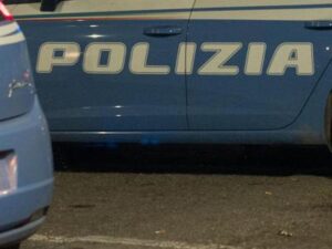Napoli, clochard colpisce vigile con spranga: agente gli spara