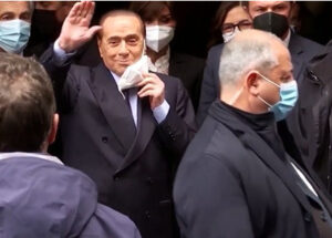 Flash – Il feretro di Berlusconi è arrivato a Villa San Martino