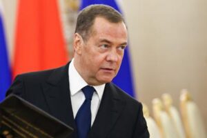 Ucraina, Medvedev: “Kiev subirà una vergognosa sconfitta”