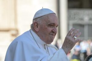 Papa Francesco a Fatima: “Preghiamo per la pace”