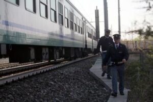 Roma, uomo muore sbalzato fuori dal treno da finestrino rotto