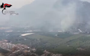 Palermo, emergenza incendi: “Restate a casa”