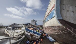 Un bimbo morto tra i 50 migranti soccorsi in mare