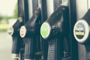 Carburanti: al self la verde sopra i 2 euro