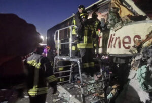 Scontro tra pullman e tir sulla A4, coinvolti numerosi bambini