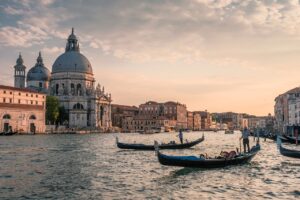 Mostra del Cinema di Venezia a fianco lavoratori di Hollywood