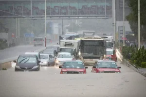 Hong Kong sotto l’acqua. Mai così tanta da 140 anni