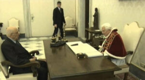 Napolitano, il Presidente tra i due Papi