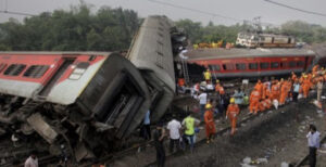 Scontro frontale tra due treni in India