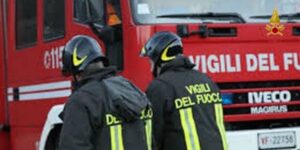 Roma, evacuato palazzo in fiamme, morta una donna