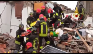 Roma, crolla palazzina: si scava tra le macerie