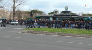 Disordini e cariche della Polizia per il derby tra Roma e Lazio