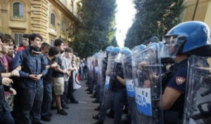 Manifestazioni pro Palestina vietate, scontri a Milano