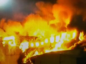Tokyo, aereo di linea in fiamme all’aeroporto: passeggeri evacuati
