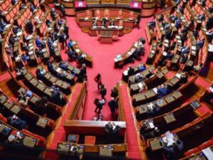 Senatrici dei Gruppi di Opposizione occupano banchi Governo in Senato
