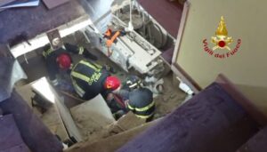 Castelmauro, crollo in una palazzina: soccorso un uomo bloccato tra le macerie