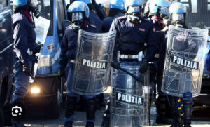Cariche della Polizia contro gli studenti a Firenze e Pisa