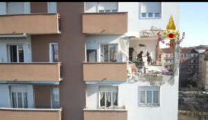 Esplosione in appartamento a Milano. Edificio evacuato dai VVF
