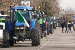 Perché gli agricoltori “traditi” alzano i toni della protesta