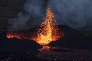 Islanda: erutta vulcano, colonne di lava alte 80 metri
