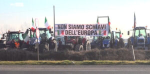 Protesta agricoltori arriva a Roma, primi trattori su Nomentana