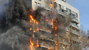 Valencia: palazzo di 14 piani avvolto dalle fiamme