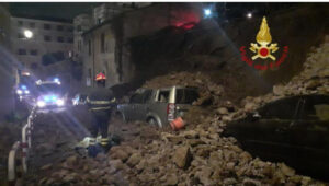 Crolla muro di tufo a Roma, auto sotto le macerie