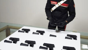 Napoli, 8 pistole nuove nel trolley. Arrestato 37enne