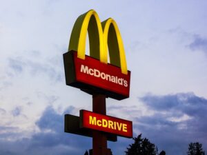 McDonald’s, guasto informatico: ristoranti chiusi in mezzo mondo